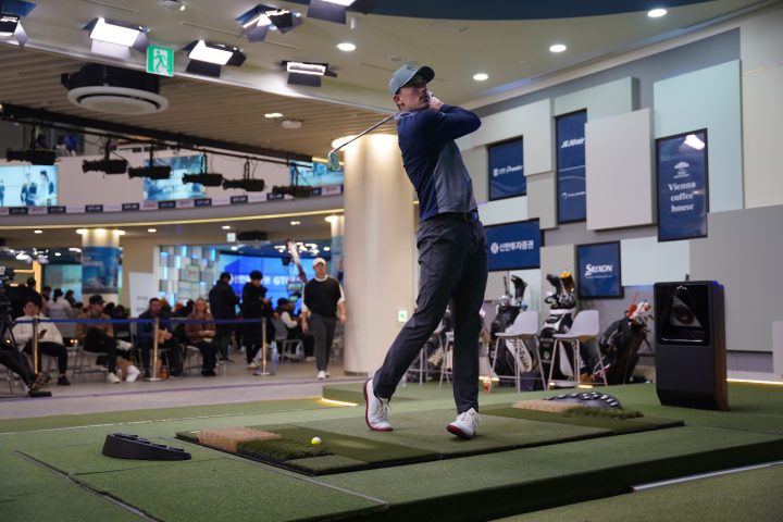 지난 7일 진행된 GTOUR 2차 대회에서 초청선수로 출전한
미국 GOLFZON TOUR 시즌2 우승팀 경력의 더글라스 피에스코 선수가 연습
스윙을 하고 있다