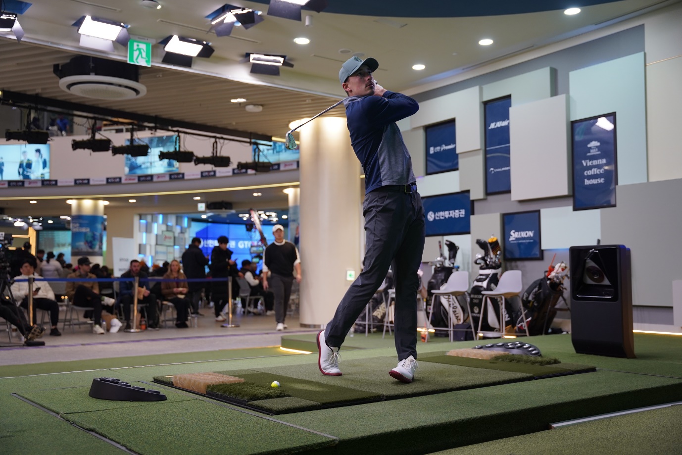 지난 7일 진행된 GTOUR 2차 대회에서 초청선수로 출전한
미국 GOLFZON TOUR 시즌2 우승팀 경력의 더글라스 피에스코 선수가 연습
스윙을 하고 있다