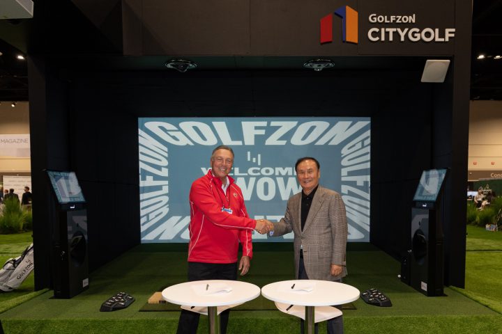 지난 1월 21~23일 미국 올랜도에서 열린 ‘2026
PGA 머천다이즈 쇼’에서 (오른쪽)골프존그룹 김영찬 회장이 미국 네시
캐피탈의 파트너 앤서니 그라피아와 시티골프의 미주지역 진출을 위한
파트너십 체결 계약 후 기념촬영을 하고 있다