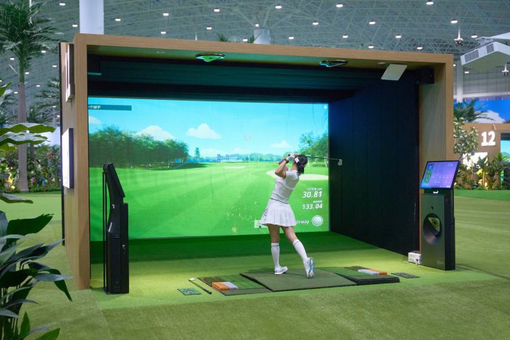 골프존 시티골프 중국 2호 연길점 타석에서 골퍼가 샷을
하고 있다