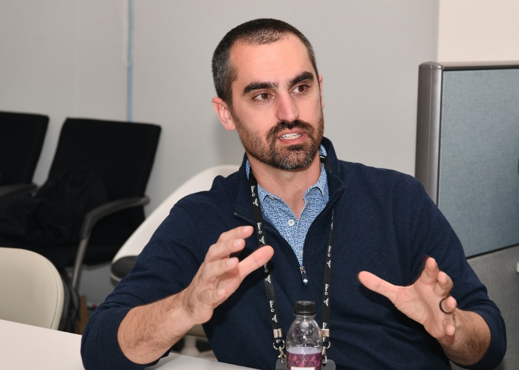 에델골프 알렉스 바드 대표이사가 에델 골프 브랜드에
대해 설명하고 있다