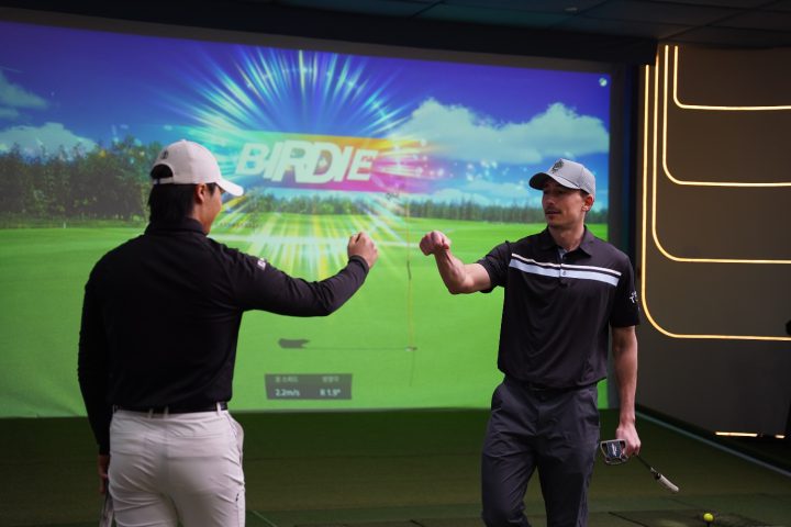 지난 7일 진행된 GTOUR 2차 대회에서 초청선수로 출전한
미국 GOLFZON TOUR 시즌2 우승팀 더글라스 피에스코가 첫 버디를
성공하고 GTOUR 선수와 인사를 하고 있다