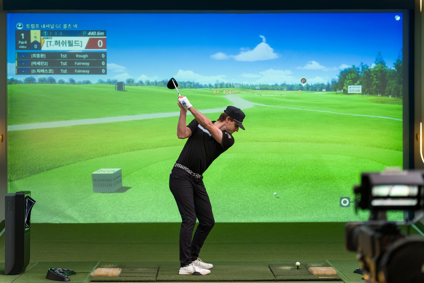 지난 7일 진행된 GTOUR 2차 대회에서 초청선수로 출전한
미국 GOLFZON TOUR 시즌2 우승팀 토마스 허쉬필드가 첫 홀에서 드라이버 샷을
하고 있다